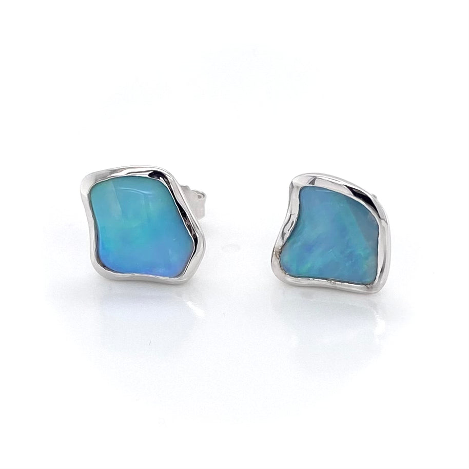 Ørestikker er med ægte solide krystal opaler fra Australien. Ørestikerne er i friform og indfattet i sterling sølv.