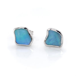 Ørestikker er med ægte solide krystal opaler fra Australien. Ørestikerne er i friform og indfattet i sterling sølv.