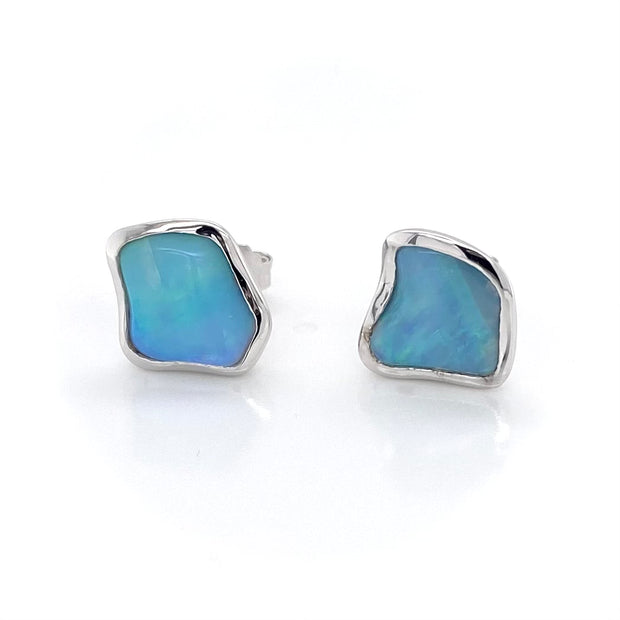 Ørestikker er med ægte solide krystal opaler fra Australien. Ørestikerne er i friform og indfattet i sterling sølv.