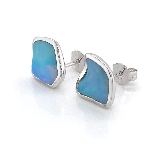Ørestikker er med ægte solide krystal opaler fra Australien. Ørestikerne er i friform og indfattet i sterling sølv.
