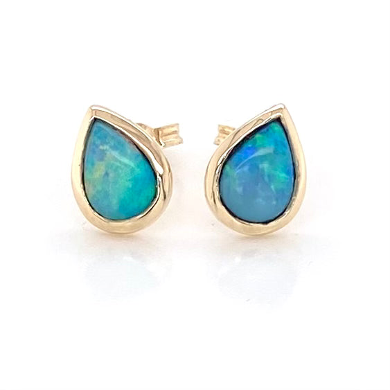 Opal ørestikkerne har solide Australske krystal opaler indfattet i 14 karat guld.