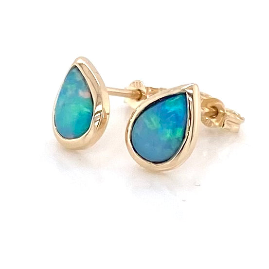 Opal ørestikkerne har solide Australske krystal opaler indfattet i 14 karat guld.