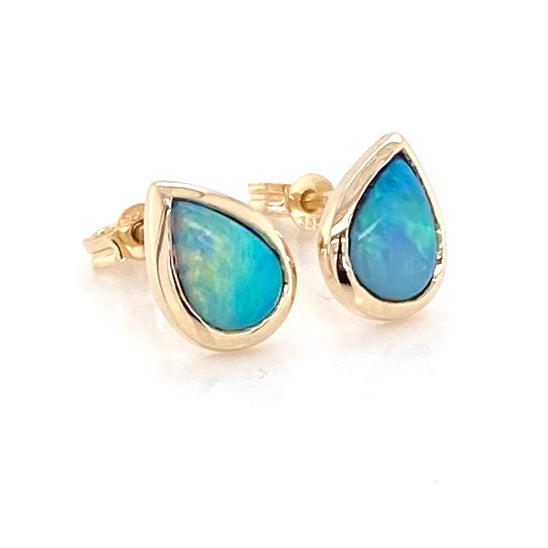 Opal ørestikkerne har solide Australske krystal opaler indfattet i 14 karat guld.