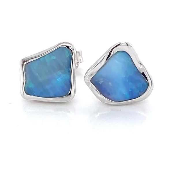 Ørestikker er med ægte solide krystal opaler fra Australien. Ørestikerne er i friform og indfattet i sterling sølv.