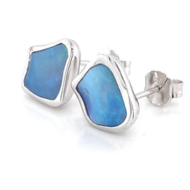 Ørestikker er med ægte solide krystal opaler fra Australien. Ørestikerne er i friform og indfattet i sterling sølv.