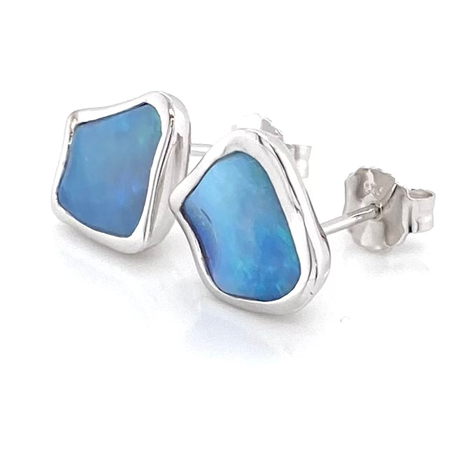 Ørestikker er med ægte solide krystal opaler fra Australien. Ørestikerne er i friform og indfattet i sterling sølv.