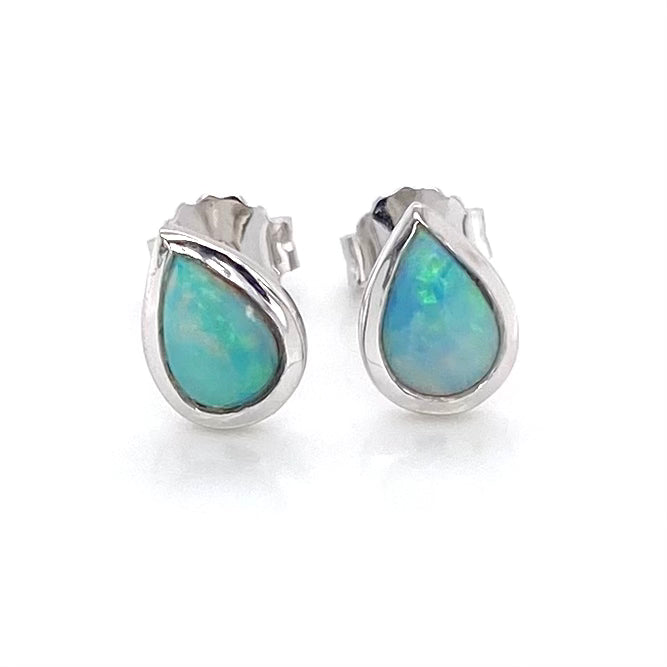 Opal ørestikkerne har solide Australske opaler indfattet i blankt sterling sølv.