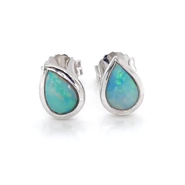 Opal ørestikkerne har solide Australske opaler indfattet i blankt sterling sølv.