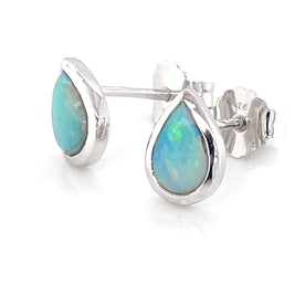 Opal ørestikkerne har solide Australske opaler indfattet i blankt sterling sølv.