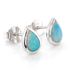 Opal ørestikkerne har solide Australske opaler indfattet i blankt sterling sølv.