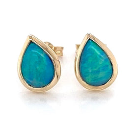 Opal ørestikkerne har solide Australske krystal opaler indfattet i 14 karat guld.