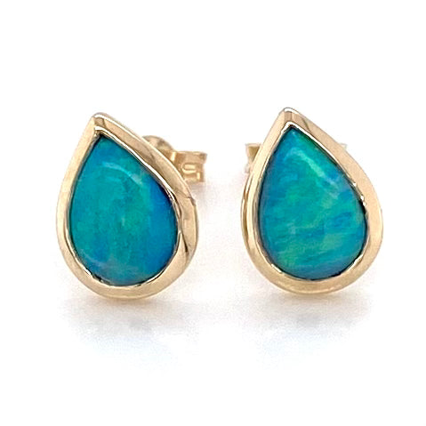 Opal ørestikkerne har solide Australske krystal opaler indfattet i 14 karat guld.