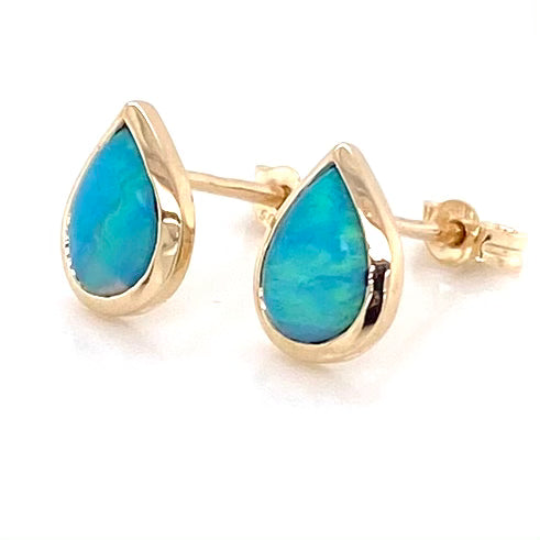 Opal ørestikkerne har solide Australske krystal opaler indfattet i 14 karat guld.