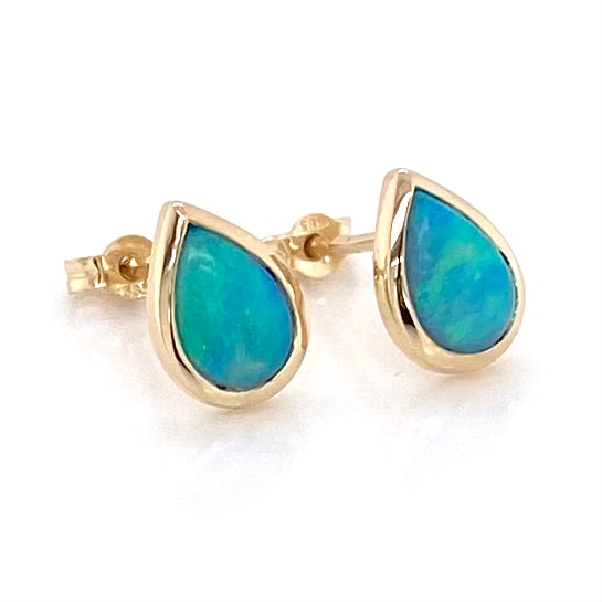 Opal ørestikkerne har solide Australske krystal opaler indfattet i 14 karat guld.