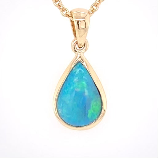 Vedhæng med en ægte solid krystal opal fra Australien indfattet i 14 karat guld.