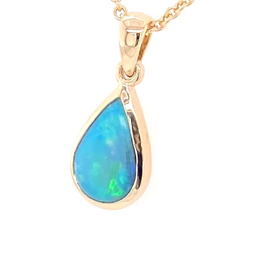 Vedhæng med en ægte solid krystal opal fra Australien indfattet i 14 karat guld.