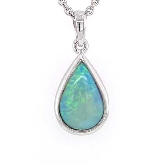 Vedhæng med en ægte solid krystal opal fra Australien indfattet i rhodineret sterling sølv.