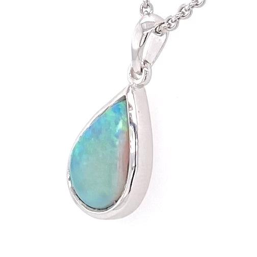 Vedhæng med en ægte solid krystal opal fra Australien indfattet i rhodineret sterling sølv.