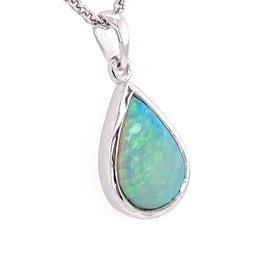 Vedhæng med en ægte solid krystal opal fra Australien indfattet i rhodineret sterling sølv.