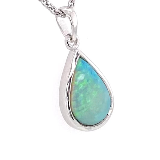 Vedhæng med en ægte solid krystal opal fra Australien indfattet i rhodineret sterling sølv.