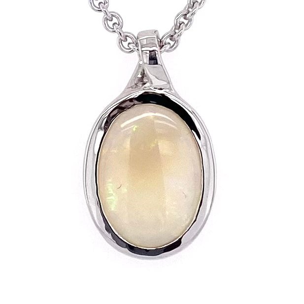 Vedhæng med en ægte solid krystal opal fra Australien indfattet i blankt rhodineret sterling sølv.