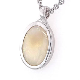Vedhæng med en ægte solid krystal opal fra Australien indfattet i blankt rhodineret sterling sølv.