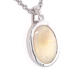 Vedhæng med en ægte solid krystal opal fra Australien indfattet i blankt rhodineret sterling sølv.