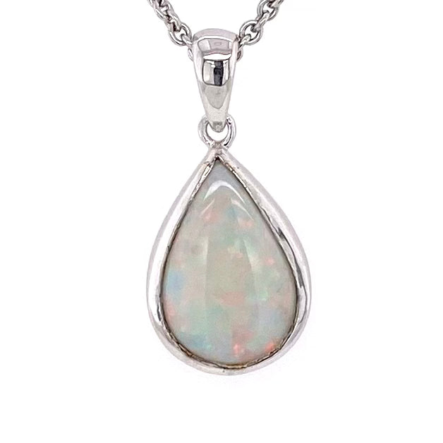 Vedhæng med en ægte solid krystal opal fra Australien indfattet i rhodineret sterling sølv.