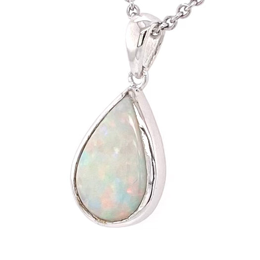 Vedhæng med en ægte solid krystal opal fra Australien indfattet i rhodineret sterling sølv.