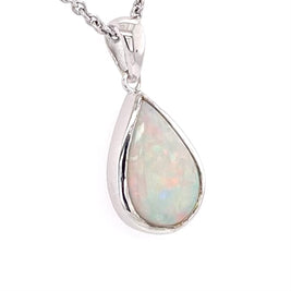 Vedhæng med en ægte solid krystal opal fra Australien indfattet i rhodineret sterling sølv.