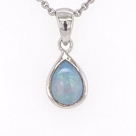 Vedhæng med en ægte solid krystal opal fra Australien indfattet i blankt rhodineret sterling sølv.