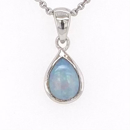 Vedhæng med en ægte solid krystal opal fra Australien indfattet i blankt rhodineret sterling sølv.