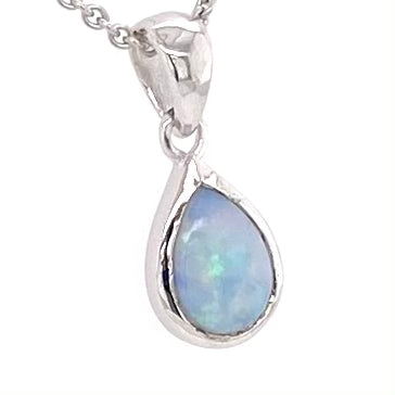 Vedhæng med en ægte solid krystal opal fra Australien indfattet i blankt rhodineret sterling sølv.