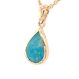 Vedhæng med en ægte solid krystal opal fra Australien indfattet i 14 karat guld.