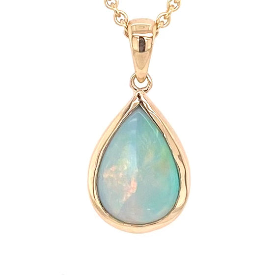 Vedhæng med en ægte solid krystal opal fra Australien indfattet i 14 karat guld.