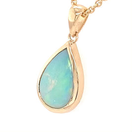 Vedhæng med en ægte solid krystal opal fra Australien indfattet i 14 karat guld.