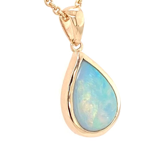 Vedhæng med en ægte solid krystal opal fra Australien indfattet i 14 karat guld.