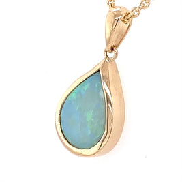 Vedhæng med en ægte solid krystal opal fra Australien indfattet i 14 karat guld.