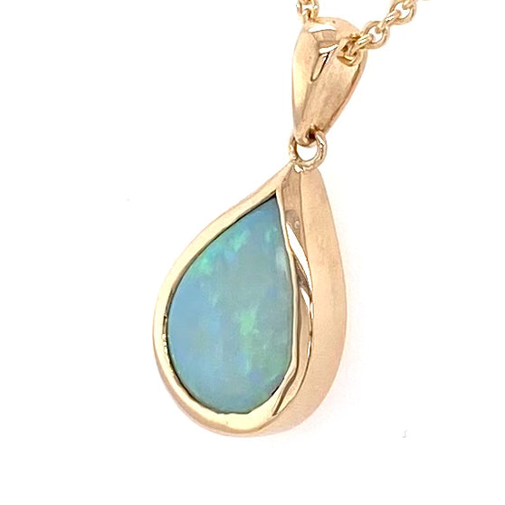 Vedhæng med en ægte solid krystal opal fra Australien indfattet i 14 karat guld.