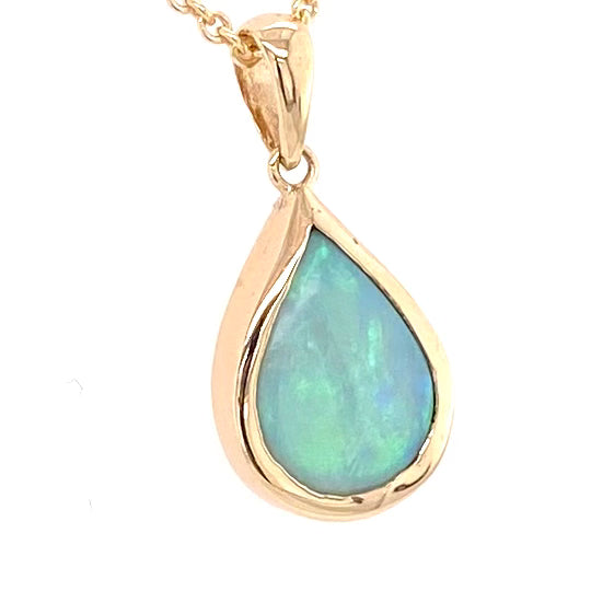 Vedhæng med en ægte solid krystal opal fra Australien indfattet i 14 karat guld.