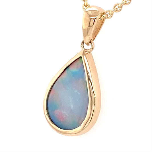Vedhæng med en ægte solid krystal opal fra Australien indfattet i 14 karat guld.