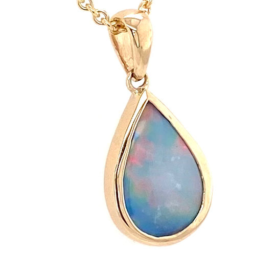 Vedhæng med en ægte solid krystal opal fra Australien indfattet i 14 karat guld.