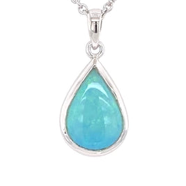 Vedhæng med en ægte solid krystal opal fra Australien indfattet i blankt rhodineret sterling sølv.