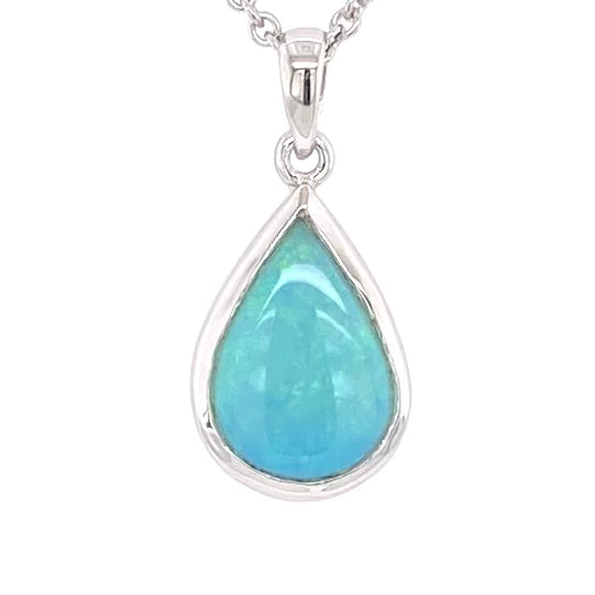 Vedhæng med en ægte solid krystal opal fra Australien indfattet i blankt rhodineret sterling sølv.