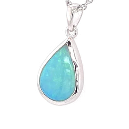 Vedhæng med en ægte solid krystal opal fra Australien indfattet i blankt rhodineret sterling sølv.