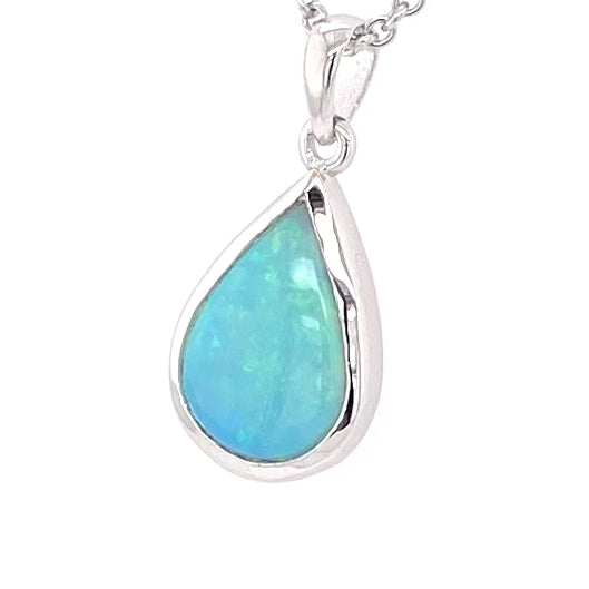 Vedhæng med en ægte solid krystal opal fra Australien indfattet i blankt rhodineret sterling sølv.