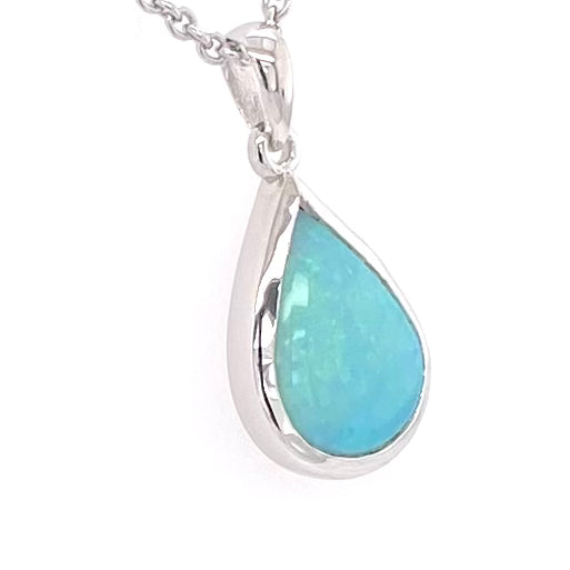 Vedhæng med en ægte solid krystal opal fra Australien indfattet i blankt rhodineret sterling sølv.