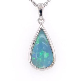 Vedhæng med en ægte solid krystal opal fra Australien indfattet i blankt rhodineret sterling sølv.