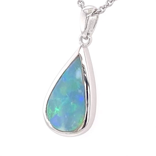 Vedhæng med en ægte solid krystal opal fra Australien indfattet i blankt rhodineret sterling sølv.