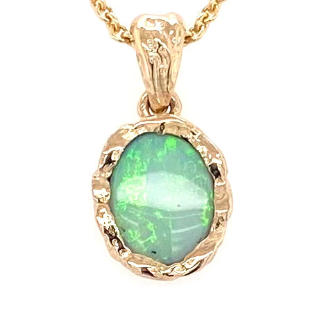 Vedhæng med en ægte solid krystal opal fra Australien indfattet i et rustikt vedhæng med organiske former i 14 karat guld.